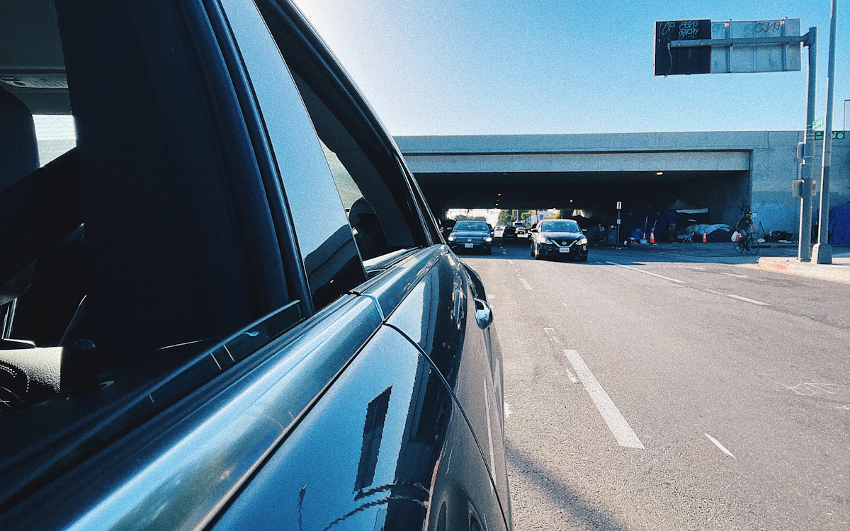 Autos estacionados en fila en un estacionamiento a plena luz del día